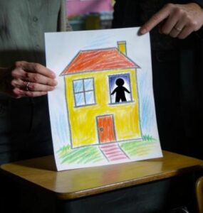 “Il disegno che ha rivelato l’uomo alla finestra” La maestra di mia figlia mi chiese di fermarmi a parlare in privato subito dopo l’uscita da scuola.