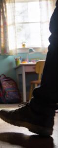 La mia vicina insisteva nel dire di aver visto mia figlia a casa durante l’orario scolastico. Sapevo che non poteva essere vero… a meno che qualcuno non mi stesse nascondendo qualcosa.