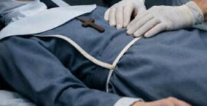 "Non eseguire l'autopsia". Ciò che stavano per scoprire non era né un miracolo né una coincidenza... ma un incubo capace di distruggere un intero monastero.