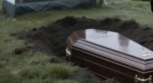 Il funerale di mio marito era inquietantemente silenzioso.