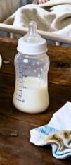 Ho dato a mia madre 20.000 dollari al mese per prendersi cura di mia moglie dopo il parto. Ma quando sono tornato a casa prima del previsto, l'ho beccata mentre mangiava di nascosto una ciotola di riso andato a male con teste e lische di pesce.
