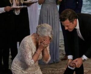 Non avevo mai detto ai miei suoceri che ero stata io a pagare il loro sfarzoso Anniversario d’Oro. Mi avevano costretta a servire cinquecento ospiti e ridevano di mia figlia: «Guarda tua madre. Anche tu finirai così». La mia bambina corse verso di me per aiutarmi, urtando accidentalmente un vassoio.