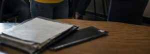 «L’insegnante schiaffeggiò una ragazza silenziosa davanti a tutta la classe… e ciò che accadde pochi minuti dopo cambiò per sempre il destino di tutti i presenti.»