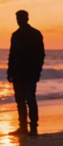 Mia figlia di sei anni è scomparsa durante una gita in famiglia al mare. L'ho chiamata ripetutamente, ma non ha risposto. Dieci anni dopo, dall'altra parte della spiaggia, ho sentito qualcuno gridare "Mamma!" alle mie spalle. Ma quando mi sono girata e ho visto chi le stava accanto, non sono riuscita a muovermi.