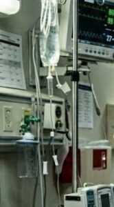 Nel reparto di terapia intensiva, mentre riprendevo gradualmente conoscenza, ho sentito mio marito sussurrare qualcosa alla sua amante. Si abbracciavano vicino al mio letto, ridevano e complottavano su come mettere le mani sui miei 5 milioni di dollari. Pensavano che stessi morendo. Non avevano idea di essere già in trappola. Così sono rimasta immobile... e ho finto di essere morta. Mio marito ha persino recitato una parte, piangendo e chiamando le infermiere. Quello che è successo dopo lo ha lasciato sotto shock.