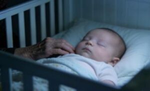 Il marito le disse che aveva installato una telecamera nella stanza della bambina per farla sentire più tranquilla quando sarebbe tornata al lavoro. Natalie si commosse quasi fino alle lacrime… finché, una notte, alle 2:03, il telefono non ricevette un avviso di movimento.