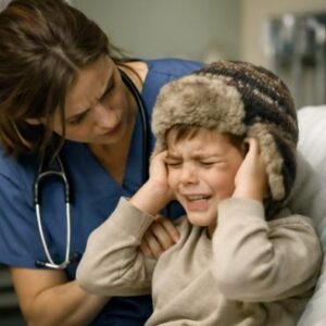 Un bambino di 8 anni ha indossato un cappello invernale nonostante il caldo e si è rifiutato di toglierselo persino in classe per quasi 40 giorni: quando l'infermiera scolastica finalmente glielo ha tolto, è rimasta inorridita da ciò che ha visto