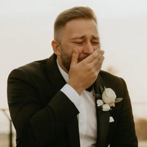 Durante il matrimonio, mentre la sposa percorreva la navata, lo sposo ha sentito strani sussurri, si è girato di scatto, ha visto questo e all'improvviso ha iniziato a piangere