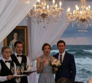 Non avevo mai detto ai miei suoceri che ero stata io a pagare il loro sfarzoso Anniversario d’Oro. Mi avevano costretta a servire cinquecento ospiti e ridevano di mia figlia: «Guarda tua madre. Anche tu finirai così». La mia bambina corse verso di me per aiutarmi, urtando accidentalmente un vassoio.