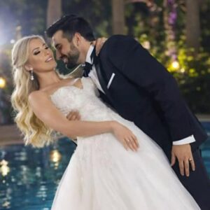 Durante un matrimonio, lo sposo ha deliberatamente gettato la sposa in una fontana, insistendo che fosse solo uno scherzo. Gli invitati hanno riso e filmato l'accaduto con i loro cellulari, e la sposa ha pianto, ma poi è successo qualcosa che ha lasciato tutti sotto shock
