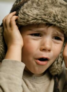 Un bambino di 8 anni ha indossato un cappello invernale nonostante il caldo e si è rifiutato di toglierselo persino in classe per quasi 40 giorni: quando l'infermiera scolastica finalmente glielo ha tolto, è rimasta inorridita da ciò che ha visto
