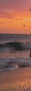 Mia figlia di sei anni è scomparsa durante una gita in famiglia al mare. L'ho chiamata ripetutamente, ma non ha risposto. Dieci anni dopo, dall'altra parte della spiaggia, ho sentito qualcuno gridare "Mamma!" alle mie spalle. Ma quando mi sono girata e ho visto chi le stava accanto, non sono riuscita a muovermi.