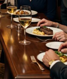 A una festa di compleanno dei miei genitori, mio fratello disse: «Cerca di non mangiare troppo, non hai pagato tu per questa cena». Mia zia aggiunse: «Lascia che la vera famiglia si goda la serata». Io non risposi. Annuii soltanto, presi il mio cappotto e me ne andai.