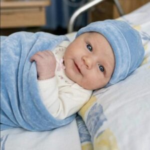 “La nostra madre surrogata ha dato alla luce nostra figlia — ma quando mio marito l’ha lavata per la prima volta, ha gridato: ‘Non possiamo tenerla’”