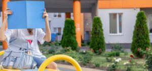 Tutti ridevano del figlio del milionario, chiamandolo “robot”, e solo una ragazza di colore ebbe il coraggio di difenderlo e diventare sua amica.
