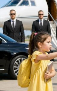 «Signore, non salga su quell’aereo. Ho sentito i suoi uomini parlare. Hanno piazzato un ordigno collegato a un sensore d’altitudine. Esploderà quando l’aereo raggiungerà i diecimila piedi. Deve fermarli subito.»