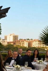 In un lussuoso ristorante-caffetteria, dove i lampadari di cristallo riflettevano la luce dorata della sera, una scena inaspettata ha infranto la calma e la raffinata atmosfera del locale: ha pronunciato parole che hanno congelato all'istante l'ambiente e scioccato tutti i presenti...