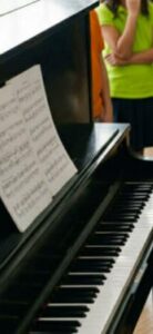 «Credi davvero di poter suonare correttamente con mani così piccole e goffe?» disse l’insegnante alla bambina, che abbassò lo sguardo, confusa e ferita nell’orgoglio, senza che la docente potesse minimamente immaginare ciò che stava per accadere.