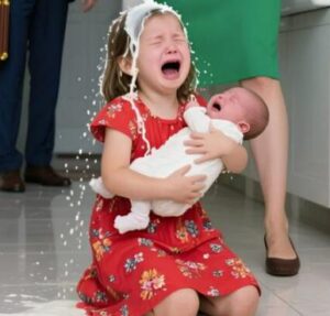 Un milionario stava tornando da Londra con dei regali per i suoi figli, ma quando aprì la porta e vide la suocera versare del latte sulla testa della sua figlioletta, il suo grido furioso di "FERMATI!" risuonò in tutta la stanza.