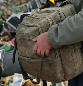 Una giovane vedova sollevò lo zaino gettato da un’auto di lusso vicino a una discarica… “Lo prenderò per mio figlio, per la scuola!” pensò. Ma quando lo aprì, rimase senza parole…