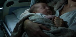 Dopo il parto, con me rimase solo mia figlia. Improvvisamente spense tutte le luci. Sussurrò con ansia: "Mamma, prendi il bambino e nasconditi nella culla accanto, subito!". Strinsi forte il neonato tra le braccia e mi accovacciai mentre sentivo dei passi nel corridoio. Mia figlia ci coprì con una coperta e trattenne il respiro. La porta... si aprì lentamente.
