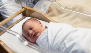 Mio marito mi ha lasciata subito dopo la nascita del nostro primo figlio. L'unica persona che è venuta da me è stata mia suocera, solo per consegnarmi i documenti del divorzio e dirmi la verità: lui aveva scelto il potere e la sua "vera" famiglia al posto della sua "famiglia temporanea". Se n'è andata senza voltarsi indietro, senza nemmeno salutare il nipote. Pensavano di essersi liberate di un parassita inutile. Ma tre mesi dopo, sono tornate loro stesse a implorare.