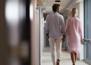 Due mesi dopo il mio divorzio, rimasi sconvolto nel trovare la mia ex moglie che vagava senza meta per l'ospedale. Quando scoprii la verità, rimasi completamente devastato.