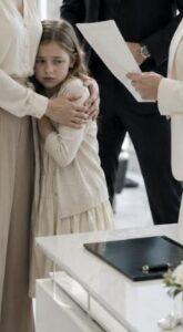La bambina stava urlando sul pavimento di marmo della boutique più esclusiva di Madison Avenue, e nessuno nella sala sembrava disposto ad aiutarla.