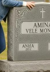 Al cimitero, Lucas mi spinse contro una lapide gridando: «Questo è il tuo posto!»