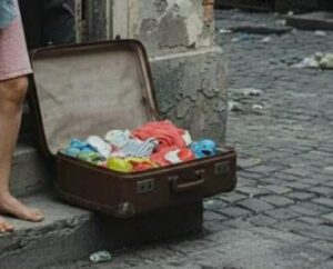 Mi hanno cacciata da casa due giorni dopo il cesareo… dicendo che mio fratello aveva bisogno della mia stanza. E poi è successo qualcosa che nessuno si aspettava