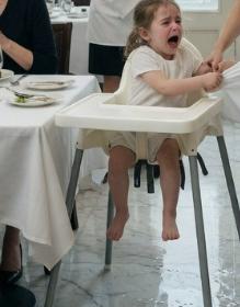 La silenziosa figlia del miliardario mi afferrò il grembiule con entrambe le mani e urlò "Mamma!" in mezzo al ristorante, dove mi era stato ordinato di non guardare suo padre negli occhi, e il suo giocattolo aveva rivelato la verità.