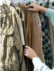 La manager umiliò una cliente vestita modestamente, colpendola sulla mano e dicendo che spaventava i “veri clienti”. Ma un minuto dopo accadde qualcosa che fece gelare tutto il negozio.