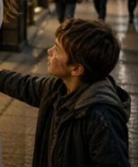 «Lasciami stare!» — la donna respinse bruscamente il ragazzo, stringendo la borsa al petto come se volesse difendere non solo il contenuto, ma anche la propria distanza dal mondo.