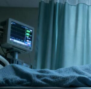 Mio marito è venuto a trovarmi in ospedale dopo il parto. Entrando nella stanza, ha tirato piano la tenda e ha detto: "Nascondetevi subito sotto il letto". Imbarazzata ma fiduciosa, ho seguito il suo esempio e ci siamo nascosti insieme sotto il letto. Poi ho sentito dei passi provenire dal corridoio. Mio marito mi ha stretto forte la mano.