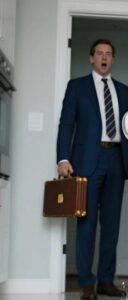 Un milionario stava tornando da Londra con dei regali per i suoi figli, ma quando aprì la porta e vide la suocera versare del latte sulla testa della sua figlioletta, il suo grido furioso di "FERMATI!" risuonò in tutta la stanza.
