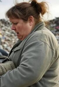 Una giovane vedova sollevò lo zaino gettato da un’auto di lusso vicino a una discarica… “Lo prenderò per mio figlio, per la scuola!” pensò. Ma quando lo aprì, rimase senza parole…