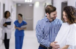 Due mesi dopo il mio divorzio, rimasi sconvolto nel trovare la mia ex moglie che vagava senza meta per l'ospedale. Quando scoprii la verità, rimasi completamente devastato.