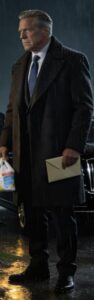 Una ragazza povera inviò per errore un messaggio a un miliardario chiedendo 50 dollari per comprare il latte in polvere per il suo bambino. Invece di ignorarla, lui si presentò a casa sua a mezzanotte. Lei era terrorizzata, convinta di aver commesso un errore enorme. Ma ciò che accadde dopo la lasciò completamente sconvolta… e il finale fu qualcosa che nessuno avrebbe mai potuto immaginare.