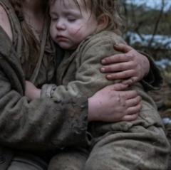 Mi chiamo Clara, e avevo soltanto dieci anni quando la donna che mio padre aveva sposato dopo la morte di mia madre ci cacciò di casa nel cuore dell’autunno.