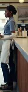 Il proprietario, travestito da cliente, ha notato una cameriera con un braccio rotto nel suo ristorante e ciò che ha visto lo ha profondamente scioccato…