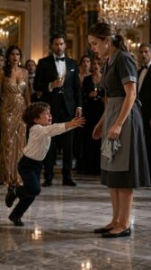«Mamma…» Nel pieno di un lussuoso ricevimento, il figlio di un famoso miliardario si liberò improvvisamente dalle braccia della tata, attraversò la sala correndo e piangendo disperatamente, e si lanciò verso una giovane domestica, stringendola forte come se avesse paura di perderla di nuovo…