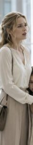 La bambina stava urlando sul pavimento di marmo della boutique più esclusiva di Madison Avenue, e nessuno nella sala sembrava disposto ad aiutarla.