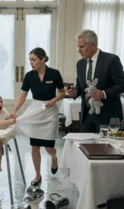 La silenziosa figlia del miliardario mi afferrò il grembiule con entrambe le mani e urlò "Mamma!" in mezzo al ristorante, dove mi era stato ordinato di non guardare suo padre negli occhi, e il suo giocattolo aveva rivelato la verità.