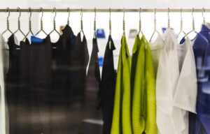 La manager umiliò una cliente vestita modestamente, colpendola sulla mano e dicendo che spaventava i “veri clienti”. Ma un minuto dopo accadde qualcosa che fece gelare tutto il negozio.
