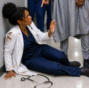 Lui accusava tutti i medici per le condizioni di suo figlio… senza accorgersi che la verità era stata abilmente nascosta sotto i suoi stessi occhi. Ogni volta che i dottori tentavano di parlare dei risultati degli esami, la donna vestita di giallo diventava nervosa. Evitava gli sguardi. Le sue mani tremavano appena, in modo quasi impercettibile, ma abbastanza da non sfuggire a chi osservava con attenzione.