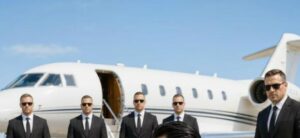 «Signore, non salga su quell’aereo. Ho sentito i suoi uomini parlare. Hanno piazzato un ordigno collegato a un sensore d’altitudine. Esploderà quando l’aereo raggiungerà i diecimila piedi. Deve fermarli subito.»