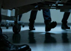 Mio marito è venuto a trovarmi in ospedale dopo il parto. Entrando nella stanza, ha tirato piano la tenda e ha detto: "Nascondetevi subito sotto il letto". Imbarazzata ma fiduciosa, ho seguito il suo esempio e ci siamo nascosti insieme sotto il letto. Poi ho sentito dei passi provenire dal corridoio. Mio marito mi ha stretto forte la mano.