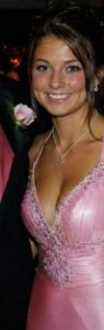 La ragazza più bella della scuola mi invitò al ballo di fine anno mentre tutti gli altri si prendevano gioco del mio aspetto — vent’anni dopo non mi riconobbe, e ciò che feci cambiò la sua vita.