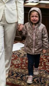 Non avevo mai detto a mia cognata che ero la preside della scuola privata d’élite dove suo figlio stava facendo domanda. Durante il colloquio di ammissione, lei ha rinchiuso mia figlia in un bagno per “eliminare la concorrenza”.