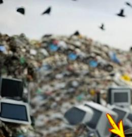 Una giovane vedova sollevò lo zaino gettato da un’auto di lusso vicino a una discarica… “Lo prenderò per mio figlio, per la scuola!” pensò. Ma quando lo aprì, rimase senza parole…